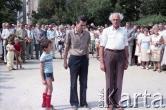 1985, Warszawa, Polska.
Uroczystości związane z odsłonięciem pomnika Ignacego Jana Paderewskiego w nowym miejscu - w Parku Ujazdowskim. Odlana z brązu rzeźba projektu Michała Kamieńskiego od 1978 ustawiona była przy ul. Okólnik, w sąsiedztwie Pałacu Ostrogskich i Państwowej Wyższej Szkoły Muzycznej. W 1985 roku pomnik przeniesiono i ustawionio w nowej lokalizacji, naprzecikwo wejścia do Parku Ujazdowskiego. Na zdjęciu uczestnicy uroczystości podczas składania pod pomnikiem okolicznościowych wiązanek.
Fot. Edward Grochowicz, zbiory Ośrodka KARTA.