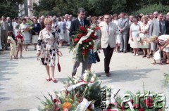 1985, Warszawa, Polska.
Uroczystości związane z odsłonięciem pomnika Ignacego Jana Paderewskiego w nowym miejscu - w Parku Ujazdowskim. Odlana z brązu rzeźba projektu Michała Kamieńskiego od 1978 ustawiona była przy ul. Okólnik, w sąsiedztwie Pałacu Ostrogskich i Państwowej Wyższej Szkoły Muzycznej. W 1985 roku pomnik przeniesiono i ustawionio w nowej lokalizacji, naprzecikwo wejścia do Parku Ujazdowskiego. Na zdjęciu uczestnicy uroczystości składają wieniec pod pomnikiem.
Fot. Edward Grochowicz, zbiory Ośrodka KARTA.