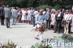 1985, Warszawa, Polska.
Uroczystości związane z odsłonięciem pomnika Ignacego Jana Paderewskiego w nowym miejscu - w Parku Ujazdowskim. Odlana z brązu rzeźba projektu Michała Kamieńskiego od 1978 ustawiona była przy ul. Okólnik, w sąsiedztwie Pałacu Ostrogskich i Państwowej Wyższej Szkoły Muzycznej. W 1985 roku pomnik przeniesiono i ustawionio w nowej lokalizacji, naprzecikwo wejścia do Parku Ujazdowskiego. Na zdjęciu uczestnicy uroczystości podczas składania pod pomnikiem okolicznościowych wiązanek.
Fot. Edward Grochowicz, zbiory Ośrodka KARTA.