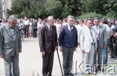 1985, Warszawa, Polska.
Uroczystości związane z odsłonięciem pomnika Ignacego Jana Paderewskiego w nowym miejscu - w Parku Ujazdowskim. Odlana z brązu rzeźba projektu Michała Kamieńskiego od 1978 ustawiona była przy ul. Okólnik, w sąsiedztwie Pałacu Ostrogskich i Państwowej Wyższej Szkoły Muzycznej. W 1985 roku pomnik przeniesiono i ustawionio w nowej lokalizacji, naprzecikwo wejścia do Parku Ujazdowskiego. Na zdjęciu uczestnicy uroczystości podczas składania pod pomnikiem okolicznościowych wiązanek.
Fot. Edward Grochowicz, zbiory Ośrodka KARTA.