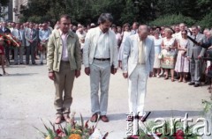 1985, Warszawa, Polska.
Uroczystości związane z odsłonięciem pomnika Ignacego Jana Paderewskiego w nowym miejscu - w Parku Ujazdowskim. Odlana z brązu rzeźba projektu Michała Kamieńskiego od 1978 ustawiona była przy ul. Okólnik, w sąsiedztwie Pałacu Ostrogskich i Państwowej Wyższej Szkoły Muzycznej. W 1985 roku pomnik przeniesiono i ustawionio w nowej lokalizacji, naprzecikwo wejścia do Parku Ujazdowskiego. Na zdjęciu uczestnicy uroczystości składają kwiaty pod pomnikiem.
Fot. Edward Grochowicz, zbiory Ośrodka KARTA.