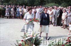 1985, Warszawa, Polska.
Uroczystości związane z odsłonięciem pomnika Ignacego Jana Paderewskiego w nowym miejscu - w Parku Ujazdowskim. Odlana z brązu rzeźba projektu Michała Kamieńskiego od 1978 ustawiona była przy ul. Okólnik, w sąsiedztwie Pałacu Ostrogskich i Państwowej Wyższej Szkoły Muzycznej. W 1985 roku pomnik przeniesiono i ustawionio w nowej lokalizacji, naprzecikwo wejścia do Parku Ujazdowskiego. Na zdjęciu uczestniczki uroczystości składają kwiaty pod pomnikiem.
Fot. Edward Grochowicz, zbiory Ośrodka KARTA.