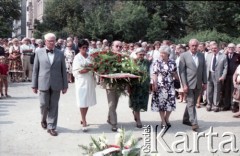 1985, Warszawa, Polska.
Uroczystości związane z odsłonięciem pomnika Ignacego Jana Paderewskiego w nowym miejscu - w Parku Ujazdowskim. Odlana z brązu rzeźba projektu Michała Kamieńskiego od 1978 ustawiona była przy ul. Okólnik, w sąsiedztwie Pałacu Ostrogskich i Państwowej Wyższej Szkoły Muzycznej. W 1985 roku pomnik przeniesiono i ustawionio w nowej lokalizacji, naprzecikwo wejścia do Parku Ujazdowskiego. Na zdjęciu uczestnicy uroczystości z okolicznościowym wieńcem.
Fot. Edward Grochowicz, zbiory Ośrodka KARTA.