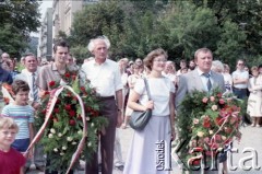 1985, Warszawa, Polska.
Uroczystości związane z odsłonięciem pomnika Ignacego Jana Paderewskiego w nowym miejscu - w Parku Ujazdowskim. Odlana z brązu rzeźba projektu Michała Kamieńskiego od 1978 ustawiona była przy ul. Okólnik, w sąsiedztwie Pałacu Ostrogskich i Państwowej Wyższej Szkoły Muzycznej. W 1985 roku pomnik przeniesiono i ustawionio w nowej lokalizacji, naprzecikwo wejścia do Parku Ujazdowskiego. Na zdjęciu uczestnicy uroczystości z wieńcami.
Fot. Edward Grochowicz, zbiory Ośrodka KARTA.