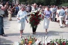 1985, Warszawa, Polska.
Uroczystości związane z odsłonięciem pomnika Ignacego Jana Paderewskiego w nowym miejscu - w Parku Ujazdowskim. Odlana z brązu rzeźba projektu Michała Kamieńskiego od 1978 ustawiona była przy ul. Okólnik, w sąsiedztwie Pałacu Ostrogskich i Państwowej Wyższej Szkoły Muzycznej. W 1985 roku pomnik przeniesiono i ustawionio w nowej lokalizacji, naprzecikwo wejścia do Parku Ujazdowskiego. Na zdjęciu uczestnicy uroczystości składają wieniec pod pomnikiem.
Fot. Edward Grochowicz, zbiory Ośrodka KARTA.