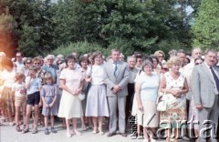 1985, Warszawa, Polska.
Uroczystości związane z odsłonięciem pomnika Ignacego Jana Paderewskiego w nowym miejscu - w Parku Ujazdowskim. Odlana z brązu rzeźba projektu Michała Kamieńskiego od 1978 ustawiona była przy ul. Okólnik, w sąsiedztwie Pałacu Ostrogskich i Państwowej Wyższej Szkoły Muzycznej. W 1985 roku pomnik przeniesiono i ustawionio w nowej lokalizacji, naprzecikwo wejścia do Parku Ujazdowskiego. Na zdjęciu uczestnicy uroczystości, widoczny m.in. pisarz i publicysta muzyczny Jerzy Waldorff (1. z prawej)
Fot. Edward Grochowicz, zbiory Ośrodka KARTA.