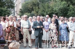 1985, Warszawa, Polska.
Uroczystości związane z odsłonięciem pomnika Ignacego Jana Paderewskiego w nowym miejscu - w Parku Ujazdowskim. Odlana z brązu rzeźba projektu Michała Kamieńskiego od 1978 ustawiona była przy ul. Okólnik, w sąsiedztwie Pałacu Ostrogskich i Państwowej Wyższej Szkoły Muzycznej. W 1985 roku pomnik przeniesiono i ustawionio w nowej lokalizacji, naprzecikwo wejścia do Parku Ujazdowskiego. Na zdjęciu uczestnicy uroczystości.
Fot. Edward Grochowicz, zbiory Ośrodka KARTA.