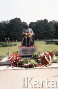 1985, Warszawa, Polska.
Uroczystości związane z odsłonięciem pomnika Ignacego Jana Paderewskiego w nowym miejscu - w Parku Ujazdowskim. Odlana z brązu rzeźba projektu Michała Kamieńskiego od 1978 ustawiona była przy ul. Okólnik, w sąsiedztwie Pałacu Ostrogskich i Państwowej Wyższej Szkoły Muzycznej. W 1985 roku pomnik przeniesiono i ustawionio w nowej lokalizacji, naprzecikwo wejścia do Parku Ujazdowskiego. Na zdjęciu ustawiony na kamiennym postumencie udekorowany wieńcami i kwiatami pomnik - pełnopostaciowa, odlana w brązie rzeźba przedstawiająca Ignacego Jana Paderewskiego siedzącego w fotelu.
Fot. Edward Grochowicz, zbiory Ośrodka KARTA.