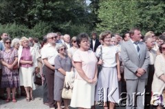 1985, Warszawa, Polska.
Uroczystości związane z odsłonięciem pomnika Ignacego Jana Paderewskiego w nowym miejscu - w Parku Ujazdowskim. Odlana z brązu rzeźba projektu Michała Kamieńskiego od 1978 ustawiona była przy ul. Okólnik, w sąsiedztwie Pałacu Ostrogskich i Państwowej Wyższej Szkoły Muzycznej. W 1985 roku pomnik przeniesiono i ustawionio w nowej lokalizacji, naprzecikwo wejścia do Parku Ujazdowskiego. Na zdjęciu uczestnicy uroczystości.
Fot. Edward Grochowicz, zbiory Ośrodka KARTA.