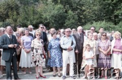 1985, Warszawa, Polska.
Uroczystości związane z odsłonięciem pomnika Ignacego Jana Paderewskiego w nowym miejscu - w Parku Ujazdowskim. Odlana z brązu rzeźba projektu Michała Kamieńskiego od 1978 ustawiona była przy ul. Okólnik, w sąsiedztwie Pałacu Ostrogskich i Państwowej Wyższej Szkoły Muzycznej. W 1985 roku pomnik przeniesiono i ustawionio w nowej lokalizacji, naprzecikwo wejścia do Parku Ujazdowskiego. Na zdjęciu uczestnicy uroczystości.
Fot. Edward Grochowicz, zbiory Ośrodka KARTA.