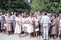 1985, Warszawa, Polska.
Uroczystości związane z odsłonięciem pomnika Ignacego Jana Paderewskiego w nowym miejscu - w Parku Ujazdowskim. Odlana z brązu rzeźba projektu Michała Kamieńskiego od 1978 ustawiona była przy ul. Okólnik, w sąsiedztwie Pałacu Ostrogskich i Państwowej Wyższej Szkoły Muzycznej. W 1985 roku pomnik przeniesiono i ustawionio w nowej lokalizacji, naprzecikwo wejścia do Parku Ujazdowskiego. Na zdjęciu uczestnicy uroczystości, widoczny m.in. pisarz i publicysta muzyczny Jerzy Waldorff (po prawej stronie, w szarym garniturze)
Fot. Edward Grochowicz, zbiory Ośrodka KARTA.