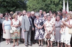 1985, Warszawa, Polska.
Uroczystości związane z odsłonięciem pomnika Ignacego Jana Paderewskiego w nowym miejscu - w Parku Ujazdowskim. Odlana z brązu rzeźba projektu Michała Kamieńskiego od 1978 ustawiona była przy ul. Okólnik, w sąsiedztwie Pałacu Ostrogskich i Państwowej Wyższej Szkoły Muzycznej. W 1985 roku pomnik przeniesiono i ustawionio w nowej lokalizacji, naprzecikwo wejścia do Parku Ujazdowskiego. Na zdjęciu pisarz i publicysta muzyczny Jerzy Waldorff w otoczeniu uczestników uroczystości.
Fot. Edward Grochowicz, zbiory Ośrodka KARTA.