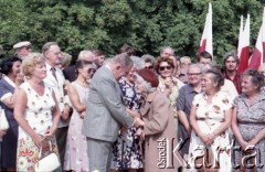 1985, Warszawa, Polska.
Uroczystości związane z odsłonięciem pomnika Ignacego Jana Paderewskiego w nowym miejscu - w Parku Ujazdowskim. Odlana z brązu rzeźba projektu Michała Kamieńskiego od 1978 ustawiona była przy ul. Okólnik, w sąsiedztwie Pałacu Ostrogskich i Państwowej Wyższej Szkoły Muzycznej. W 1985 roku pomnik przeniesiono i ustawionio w nowej lokalizacji, naprzecikwo wejścia do Parku Ujazdowskiego. Na zdjęciu pisarz i publicysta muzyczny Jerzy Waldorff pośród zebranych gości wita jedną z uczestniczek spotkania.
Fot. Edward Grochowicz, zbiory Ośrodka KARTA.
