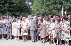 1985, Warszawa, Polska.
Uroczystości związane z odsłonięciem pomnika Ignacego Jana Paderewskiego w nowym miejscu - w Parku Ujazdowskim. Odlana z brązu rzeźba projektu Michała Kamieńskiego od 1978 ustawiona była przy ul. Okólnik, w sąsiedztwie Pałacu Ostrogskich i Państwowej Wyższej Szkoły Muzycznej. W 1985 roku pomnik przeniesiono i ustawionio w nowej lokalizacji, naprzecikwo wejścia do Parku Ujazdowskiego. Na zdjęciu pisarz i publicysta muzyczny Jerzy Waldorff pośród zebranych gości wita jedną z uczestniczek spotkania.
Fot. Edward Grochowicz, zbiory Ośrodka KARTA.