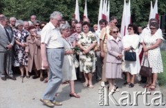 1985, Warszawa, Polska.
Uroczystości związane z odsłonięciem pomnika Ignacego Jana Paderewskiego w nowym miejscu - w Parku Ujazdowskim. Odlana z brązu rzeźba projektu Michała Kamieńskiego od 1978 ustawiona była przy ul. Okólnik, w sąsiedztwie Pałacu Ostrogskich i Państwowej Wyższej Szkoły Muzycznej. W 1985 roku pomnik przeniesiono i ustawionio w nowej lokalizacji, naprzecikwo wejścia do Parku Ujazdowskiego. Na zdjęciu uczestnicy uroczystości, widoczny m.in. pisarz i publicysta muzyczny Jerzy Waldorff (1. z lewej).
Fot. Edward Grochowicz, zbiory Ośrodka KARTA.