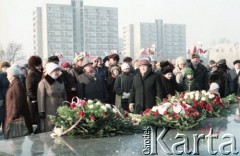 17.01.1985, Warszawa, Polska.
Uroczystość odsłonięcia Pomnika Kościuszkowców na Pradze w 40. rocznicę wyzwolenia Warszawy. Składanie kwiatów. 
Fot. Edward Grochowicz, zbiory Ośrodka KARTA