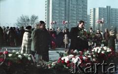 17.01.1985, Warszawa, Polska.
Uroczystość odsłonięcia Pomnika Kościuszkowców na Pradze w 40. rocznicę wyzwolenia Warszawy. Składanie kwiatów.
Fot. Edward Grochowicz, zbiory Ośrodka KARTA