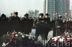 17.01.1985, Warszawa, Polska.
Uroczystość odsłonięcia Pomnika Kościuszkowców na Pradze w 40. rocznicę wyzwolenia Warszawy. Składanie kwiatów.
Fot. Edward Grochowicz, zbiory Ośrodka KARTA