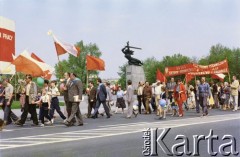 01.05.1986, Warszawa, Polska.
Pochód pierwszomajowy na placu Teatralnym, w głębi Pomnik Bohaterów Warszawy (Warszawska Nike).
Fot. Edward Grochowicz, zbiory Ośrodka KARTA