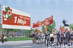 01.05.1986, Warszawa, Polska.
Pochód pierwszomajowy na placu Teatralnym, w głębi Pomnik Bohaterów Warszawy (Warszawska Nike).
Fot. Edward Grochowicz, zbiory Ośrodka KARTA