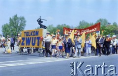 01.05.1986, Warszawa, Polska.
Pochód pierwszomajowy na placu Teatralnym, w głębi Pomnik Bohaterów Warszawy (Warszawska Nike). na zdjęciu maszerują pracownicy zakładów Telkom ZWUT (Zakłady Wytwórcze Urządzeń Telefonicznych im. Komuny Paryskiej).
Fot. Edward Grochowicz, zbiory Ośrodka KARTA