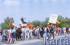 01.05.1986, Warszawa, Polska.
Pochód pierwszomajowy na placu Teatralnym, w głębi Pomnik Bohaterów Warszawy (Warszawska Nike). na zdjęciu młodzież XXXV Liceum Ogólnokształcącego.
Fot. Edward Grochowicz, zbiory Ośrodka KARTA