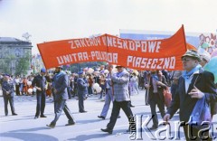 01.05.1986, Warszawa, Polska.
Pochód pierwszomajowy na placu Zwycięstwa (obecnie plac Piłsudskiego), na zdjęciu maszerują pracownicy Zakładów Teleskopowych Unitra-Polkolor Piaseczno.
Fot. Edward Grochowicz, zbiory Ośrodka KARTA