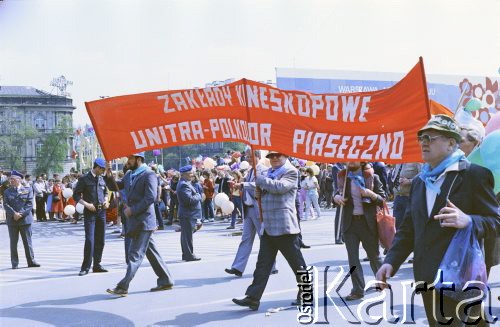 01.05.1986, Warszawa, Polska.
Pochód pierwszomajowy na placu Zwycięstwa (obecnie plac Piłsudskiego), na zdjęciu maszerują pracownicy Zakładów Teleskopowych Unitra-Polkolor Piaseczno.
Fot. Edward Grochowicz, zbiory Ośrodka KARTA