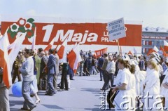 01.05.1986, Warszawa, Polska.
Pochód pierwszomajowy na placu Zwycięstwa (obecnie plac Piłsudskiego).
Fot. Edward Grochowicz, zbiory Ośrodka KARTA