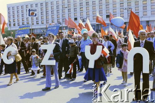 01.05.1986, Warszawa, Polska.
Pochód pierwszomajowy na placu Zwycięstwa (obecnie plac Piłsudskiego), na zdjęciu maszerują pracownicy zakładów w Tarczynie.
Fot. Edward Grochowicz, zbiory Ośrodka KARTA