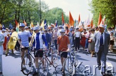 01.05.1986, Warszawa, Polska.
Pochód pierwszomajowy na ulicy Królewskiej, na zdjęciu młodzi sportowcy.
Fot. Edward Grochowicz, zbiory Ośrodka KARTA
