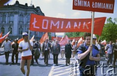 01.05.1986, Warszawa, Polska.
Pochód pierwszomajowy na ulicy Królewskiej, na zdjęciu maszerują mieszkańcy gminy Łomianki.
Fot. Edward Grochowicz, zbiory Ośrodka KARTA