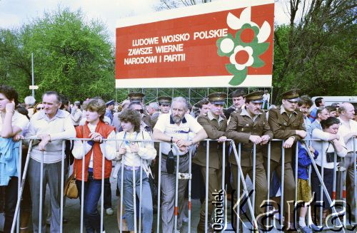 01.05.1986, Warszawa, Polska.
Pochód pierwszomajowy na ulicy Królewskiej, na zdjęciu mieszkańcy Warszawy obserwują pochód.
Fot. Edward Grochowicz, zbiory Ośrodka KARTA