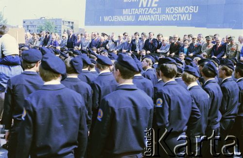 01.05.1986, Warszawa, Polska.
Pochód pierwszomajowy na placu Zwycięstwa (obecnie plac Piłsudskiego), w głębi na trybunie honorowej przedstawiciele władz partyjnych i państwowych.
Fot. Edward Grochowicz, zbiory Ośrodka KARTA