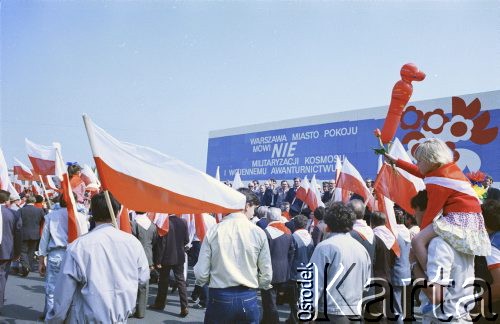 01.05.1986, Warszawa, Polska.
Pochód pierwszomajowy na placu Zwycięstwa (obecnie plac Piłsudskiego), w głębi na trybunie honorowej przedstawiciele władz partyjnych i państwowych.
Fot. Edward Grochowicz, zbiory Ośrodka KARTA