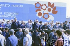 01.05.1986, Warszawa, Polska.
Pochód pierwszomajowy na placu Zwycięstwa (obecnie plac Piłsudskiego), w głębi na trybunie honorowej przedstawiciele władz partyjnych i państwowych, w środku gen. Wojciech Jaruzelski.
Fot. Edward Grochowicz, zbiory Ośrodka KARTA