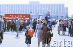 01.05.1986, Warszawa, Polska.
Pochód pierwszomajowy na placu Zwycięstwa (obecnie plac Piłsudskiego), w głębi hotel Victoria.
Fot. Edward Grochowicz, zbiory Ośrodka KARTA