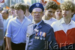 01.05.1986, Warszawa, Polska.
Pochód pierwszomajowy na placu Zwycięstwa (obecnie plac Piłsudskiego), n/c członek Ochotniczych Rezerw Milicji Obywatelskiej (ORMO) i młodzież.
Fot. Edward Grochowicz, zbiory Ośrodka KARTA