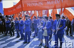 01.05.1986, Warszawa, Polska.
Pochód pierwszomajowy na placu Zwycięstwa (obecnie plac Piłsudskiego), na zdjęciu kolejarze. 
Fot. Edward Grochowicz, zbiory Ośrodka KARTA
