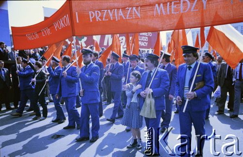 01.05.1986, Warszawa, Polska.
Pochód pierwszomajowy na placu Zwycięstwa (obecnie plac Piłsudskiego), na zdjęciu kolejarze. 
Fot. Edward Grochowicz, zbiory Ośrodka KARTA