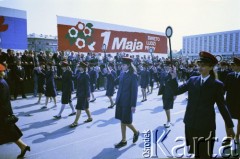 01.05.1986, Warszawa, Polska.
Pochód pierwszomajowy na placu Zwycięstwa (obecnie plac Piłsudskiego), na zdjęciu kolejarze. 
Fot. Edward Grochowicz, zbiory Ośrodka KARTA