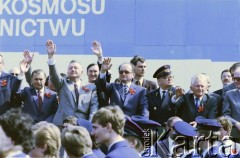 01.05.1986, Warszawa, Polska.
Pochód pierwszomajowy na placu Zwycięstwa (obecnie plac Piłsudskiego), na zdjęciu przedstawiciele władz partyjnych i państwowych na trybunie honorowej, m.in. gen. Wojciech Jaruzelski.
Fot. Edward Grochowicz, zbiory Ośrodka KARTA