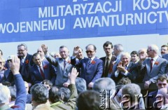 01.05.1986, Warszawa, Polska.
Pochód pierwszomajowy na placu Zwycięstwa (obecnie plac Piłsudskiego), na zdjęciu przedstawiciele władz partyjnych i państwowych na trybunie honorowej, m.in. w środku gen. Wojciech Jaruzelski, 1. z lewej Roman Malinowski.
Fot. Edward Grochowicz, zbiory Ośrodka KARTA