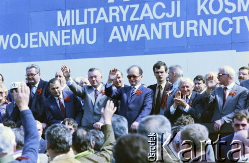 01.05.1986, Warszawa, Polska.
Pochód pierwszomajowy na placu Zwycięstwa (obecnie plac Piłsudskiego), na zdjęciu przedstawiciele władz partyjnych i państwowych na trybunie honorowej, m.in. w środku gen. Wojciech Jaruzelski, 1. z lewej Roman Malinowski.
Fot. Edward Grochowicz, zbiory Ośrodka KARTA