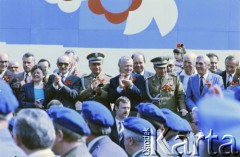 01.05.1986, Warszawa, Polska.
Pochód pierwszomajowy na placu Zwycięstwa (obecnie plac Piłsudskiego), na zdjęciu przedstawiciele władz partyjnych i państwowych na trybunie honorowej, m.in. w środku Mieczysław F. Rakowski, gen. Czesław Kiszczak (obok z lewej).
Fot. Edward Grochowicz, zbiory Ośrodka KARTA