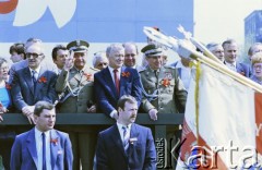 01.05.1986, Warszawa, Polska.
Pochód pierwszomajowy na placu Zwycięstwa (obecnie plac Piłsudskiego), na zdjęciu przedstawiciele władz partyjnych i państwowych na trybunie honorowej, m.in. w środku Mieczysław F. Rakowski, obok gen. Czesław Kiszczak (salutuje).
Fot. Edward Grochowicz, zbiory Ośrodka KARTA