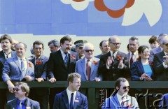 01.05.1986, Warszawa, Polska.
Pochód pierwszomajowy na placu Zwycięstwa (obecnie plac Piłsudskiego), na zdjęciu przedstawiciele władz partyjnych i państwowych na trybunie honorowej, m.in. Henryk Jabłoński (w środku), Jerzy Jaskiernia (5. z lewej), Albin Siwak (4. z lewej, w głębi).
Fot. Edward Grochowicz, zbiory Ośrodka KARTA