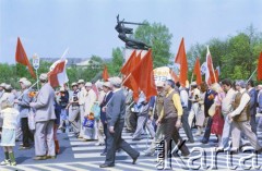 01.05.1986, Warszawa, Polska.
Obchody Święta Pracy, na zdjęciu pochód pierwszomajowy na placu Teatralnym, w głębi Pomnik Bohaterów Warszawy (Warszawska Nike).
Fot. Edward Grochowicz, zbiory Ośrodka KARTA