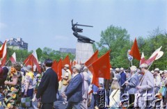 01.05.1986, Warszawa, Polska.
Obchody Święta Pracy, na zdjęciu pochód pierwszomajowy na placu Teatralnym, w głębi Pomnik Bohaterów Warszawy (Warszawska Nike).
Fot. Edward Grochowicz, zbiory Ośrodka KARTA