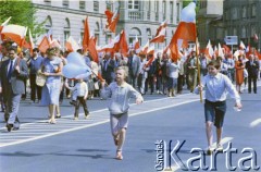 01.05.1986, Warszawa, Polska.
Pochód pierwszomajowy na ulicy Królewskiej.
Fot. Edward Grochowicz, zbiory Ośrodka KARTA